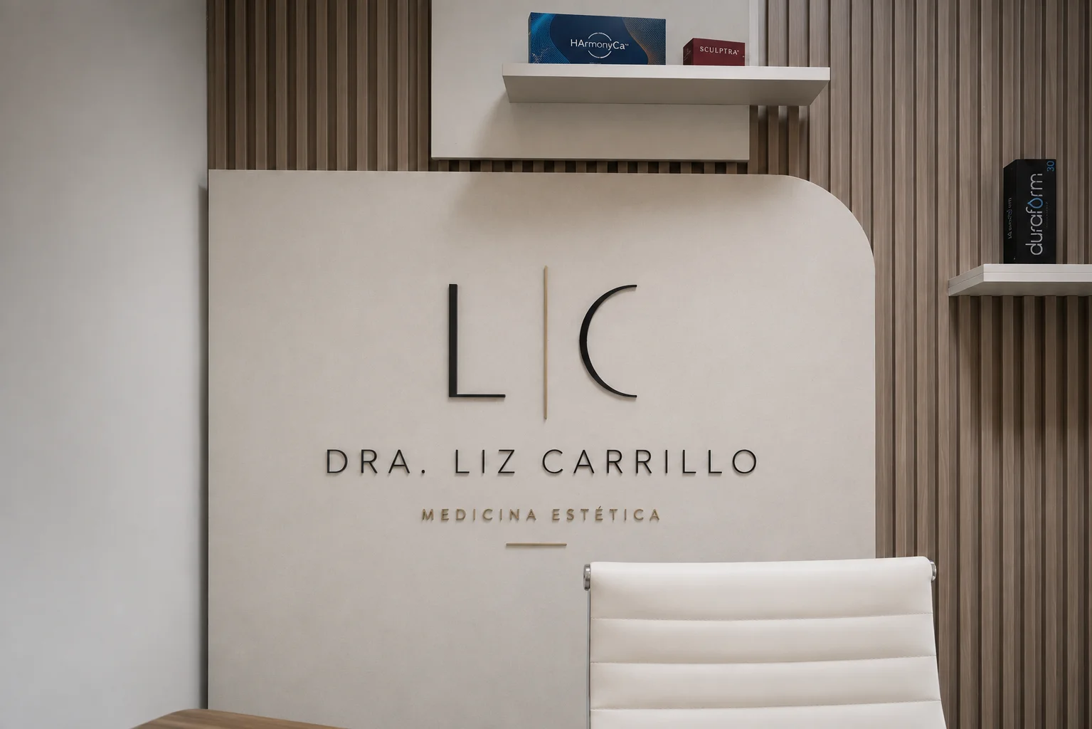 Recepción del consultorio Dra. Liz Carrillo con muro de logo