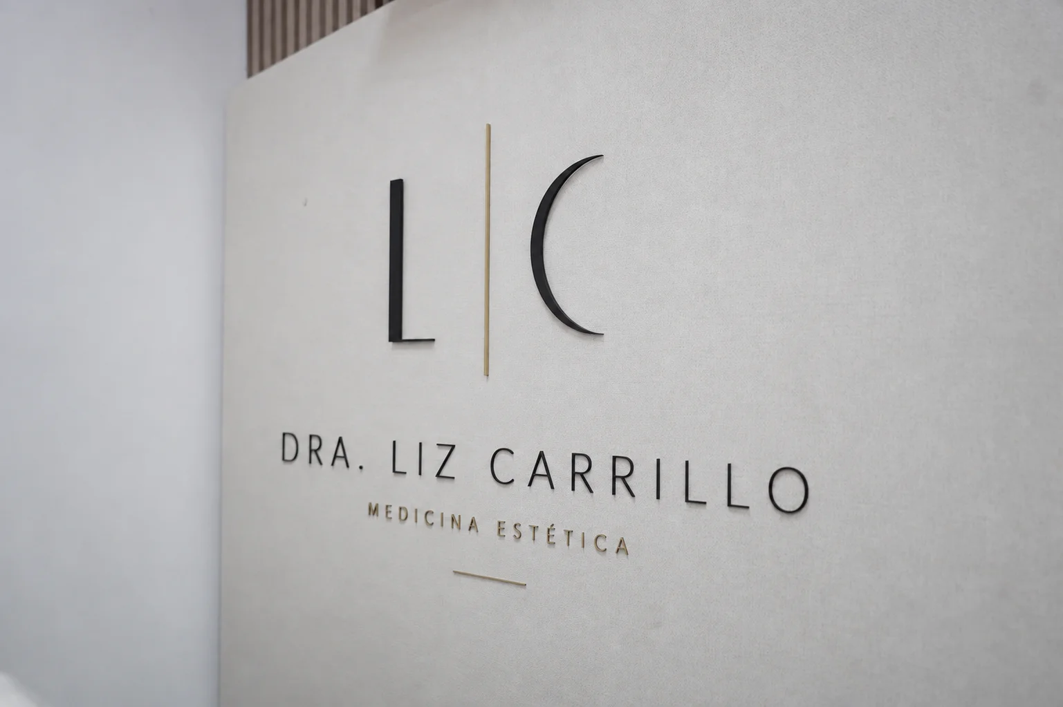 Muro de identidad Dra. Liz Carrillo en lounge de espera